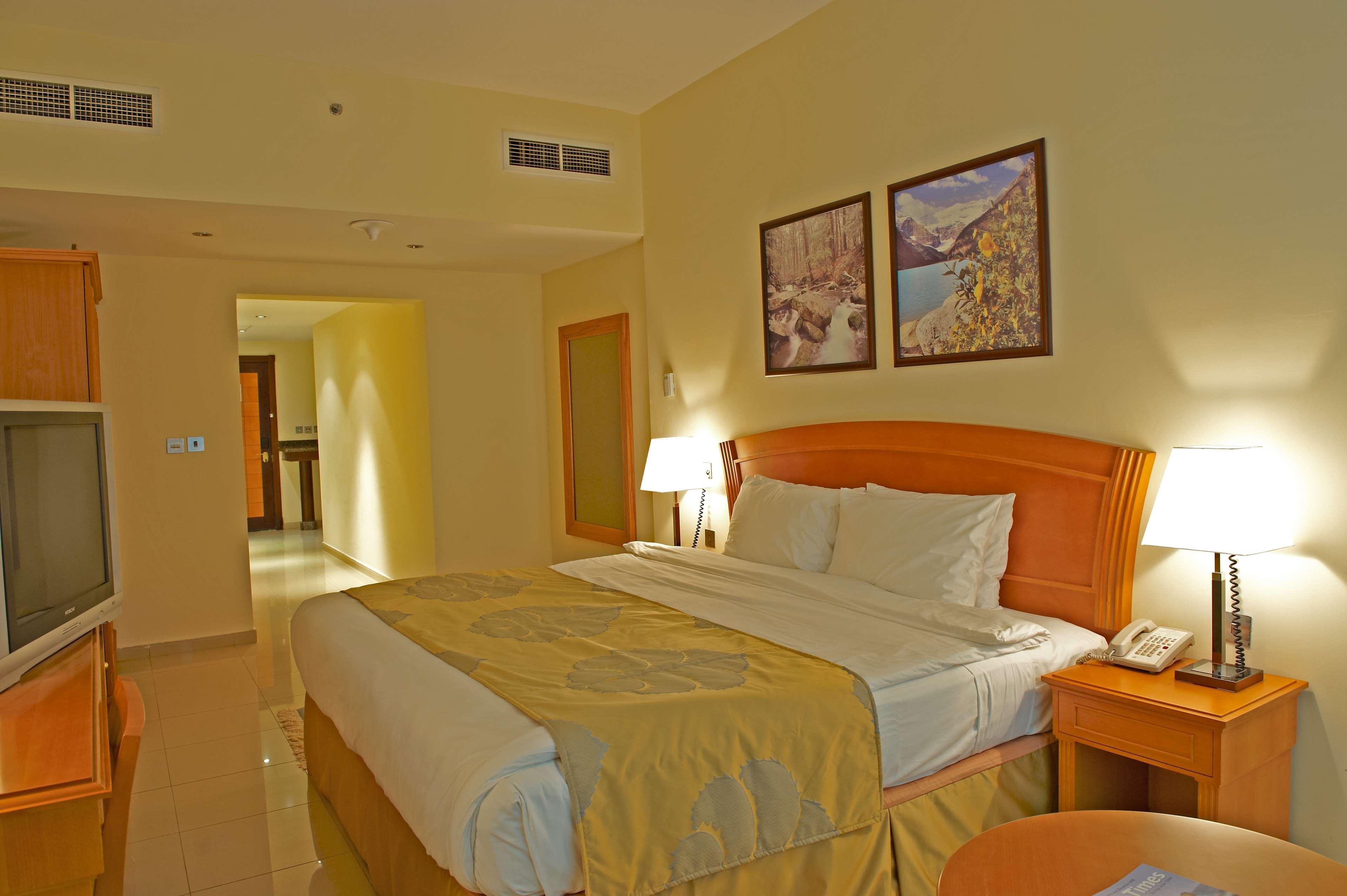 Golden Tulip Sharjah Aparthotel Exterior photo