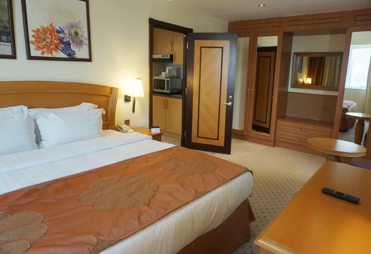 Golden Tulip Sharjah Aparthotel Exterior photo