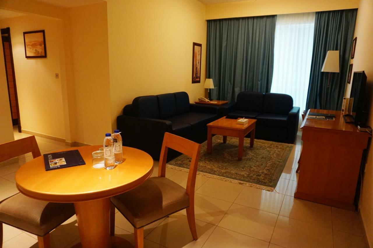 Golden Tulip Sharjah Aparthotel Exterior photo